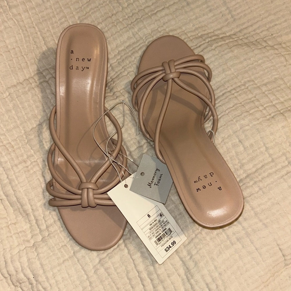Size six a new day knot sandle heels